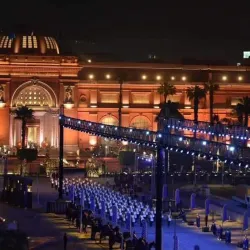 Tahrir Square (nearby in Cairo) - Giza