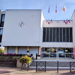 Fontenay-le-Fleury Town Hall (Mairie) - Fontenay-le-Fleury