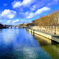 La Seine River Walks - Levallois-Perret
