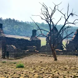 Lac de Guerlédan (nearby) - Rostrenen