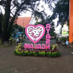 Malang City Square (Alun-Alun Kota Malang) - Malang