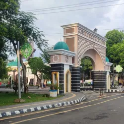 Alun-Alun Metro - Metro