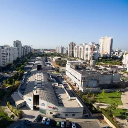 Local Shopping and Dining Areas - Givat Shmuel
