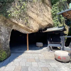 Zeniarai Benten Shrine - Kamakura