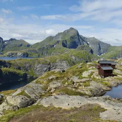 Munkebu Hut Hike - Reine