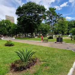 Plaza de los Héroes - Limpio