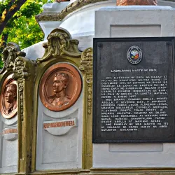 Plaza Quince Martires - Naga