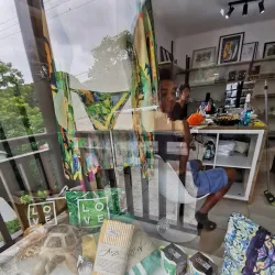 Local Art and Craft Shops - Baie Lazare