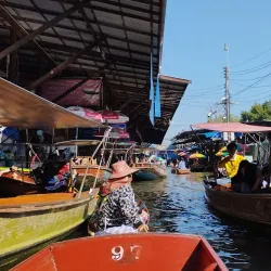 Khlong Luang Floating Market - Khlong Luang