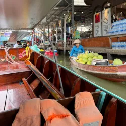 Nakhon Pathom Floating Market - Nakhon Pathom