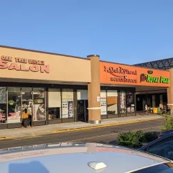 Oak Tree Road Shopping District - Woodbridge