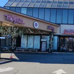 Oak Tree Road Shopping District - Woodbridge