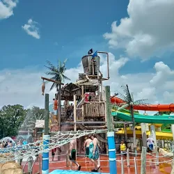 Hurricane Harbor Arlington - Arlington