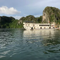 Bai Tu Long Bay - Ba Long Bay (Hạ Long Bay)